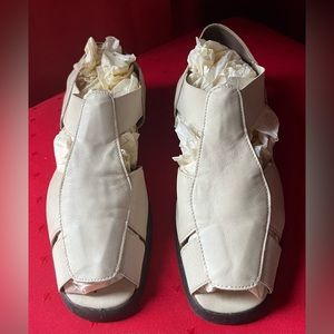 Aerosoles, Women’s size 7.5-8, leather upper, Portugal, excellent condition